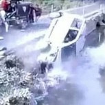 Un padre lanzó a su hijo del auto antes de que se hundiera en un accidente: Este es el dramático video