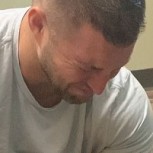 Un jugador de béisbol llora mientras le da por última vez comida a su perro: Desgarrador registro
