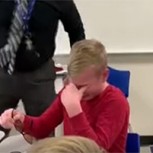 Un niño daltónico pudo ver colores por primera vez y su reacción emocionó a todos en redes sociales
