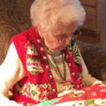 Una abuelita de 72 años recibió un inesperado regalo: Su reacción causó ternura en redes sociales