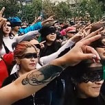 Intervención feminista se tomó las calles de Australia en apoyo a la crisis social chilena