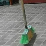 ¿Puedes parar una escoba?: Nuevo desafío viral se toma las redes sociales