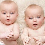 Gemelos bebés se reconocen por primera vez y sostienen animada “charla”: Lo más tierno del día