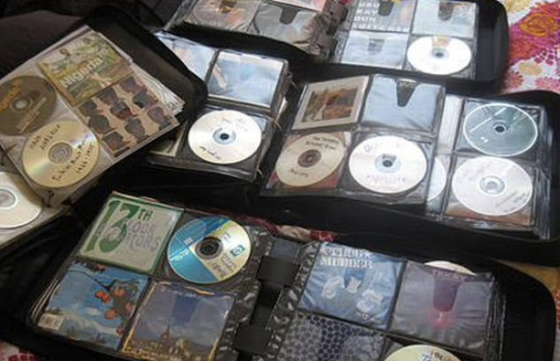 Un fanático de la música recordó lo estresante que era guardar sus CD's en carpetas. 