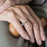 Adulto mayor que no podía retirar medicamentos envió una carta desesperada al diario: El final de la historia es esperanzador