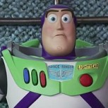 Mujer fue a comprar con el casco de Buzz Lightyear y lanzó mensaje contra el coronavirus