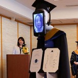 Estudiantes son reemplazados por robots en ceremonia de graduación en Japón para evitar contagios de coronavirus