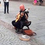 Artista se vuelve viral al dedicar canción a un amigo en quimioterapia desde el estacionamiento de la clínica
