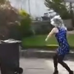 Vecinos viralizan divertido video con baile al estilo Tina Turner en medio de la cuarentena