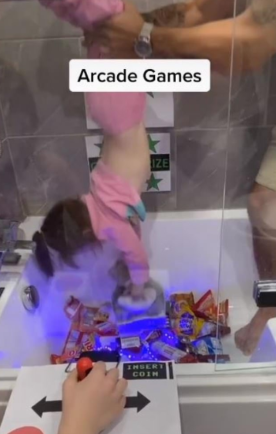 Un padre inventó creativo juego en una bañera.