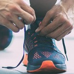 Tiktoker se hizo viral al mostrar truco para atar los cordones del zapato en tres segundos
