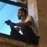 Un hombre logró increíble hazaña para ver a su madre con Covid-19 por última vez para despedirse