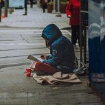 Indigente recibe comida de perro y su historia se hizo viral en redes: Increíble caso
