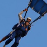 Joven se hace viral en TikTok con salto extremo en paracaídas: Mira su arriesgada maniobra