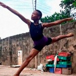 Niño nigeriano que bailó descalzo bajo la lluvia, conquistando las redes, recibió regalo soñado