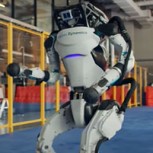 Robots bailarines sorprenden con impresionante coreografía y saludo de Año Nuevo