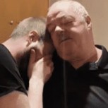 Youtuber hace llorar a su padre hasta las lágrimas con impensado regalo: Hasta el más duro se emocionaría