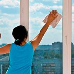 Mujer limpia ventanas de la manera más extrema posible en un séptimo piso: Mira el video