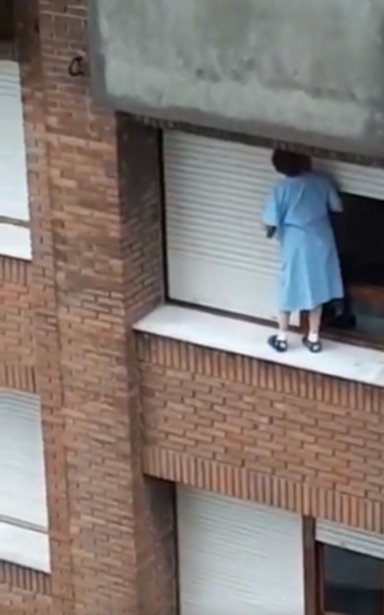 Mujer limpia los vidrios de manera extrema y alerta a los vecinos del sector.