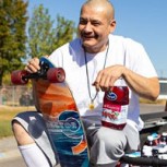 TikToker que se hizo famoso por ir patinando y bebiendo jugo puso a la venta su video por US$500 mil