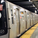 Hombre salvó a una mujer de ser apuñalada en el metro: Cámara de seguridad registró heroico acto