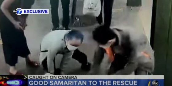 Hombre en Nueva York rescata a mujer de la muerte. 