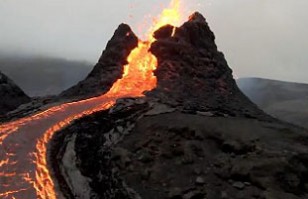 Un dron choca contra la lava de un volcán y logra captar imágenes