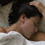 ¿Cuál es la postura ideal para dormir mejor?