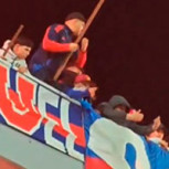 Videos: Hinchas de la U protagonizan violentos incidentes en Argentina