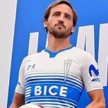 Con una franja distinta y un diseño sorpresivo para jugar de visita: Así son las nuevas camisetas de la UC