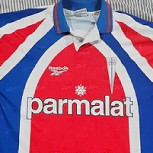 Volviendo a los 90′: Camiseta alternativa de la UC ya está a la venta