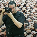 Cuando Spencer Tunick desnudó a Chile: Así fue la jornada en que miles se fotografiaron sin ropa en el frío invierno