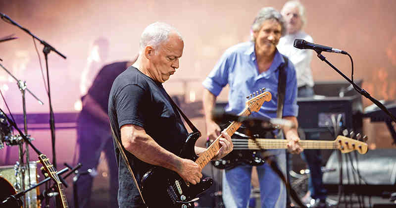 El guitarrista y cantante David Gilmour en primer plano, durante la memorable presentación de Pink Floyd en el Live 8. Su compañero Roger Waters aparece tocando el bajo más al fondo.