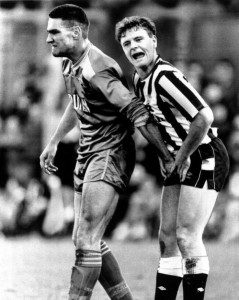 El momento exacto en que Vinnie Jones aprieta las partes íntimas de Paul Gascoigne, durante el partido disputado entre el Newcastle y el Wimbledon en 1988. 
