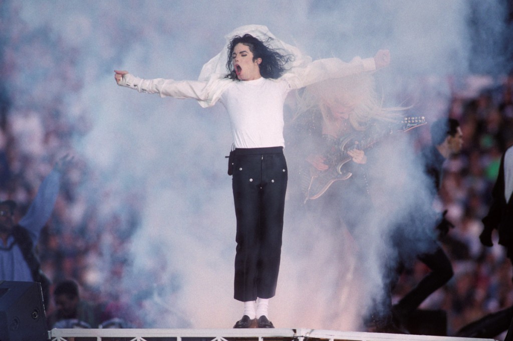 michael-jackson-performs-at-the-super-bowl-anuary-31-1993-