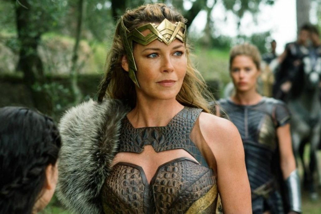 Connie Nielsen interpretando a la reina Hyppolita, la madre de la Mujer Maravilla en la película "Wonder Woman" (2017).