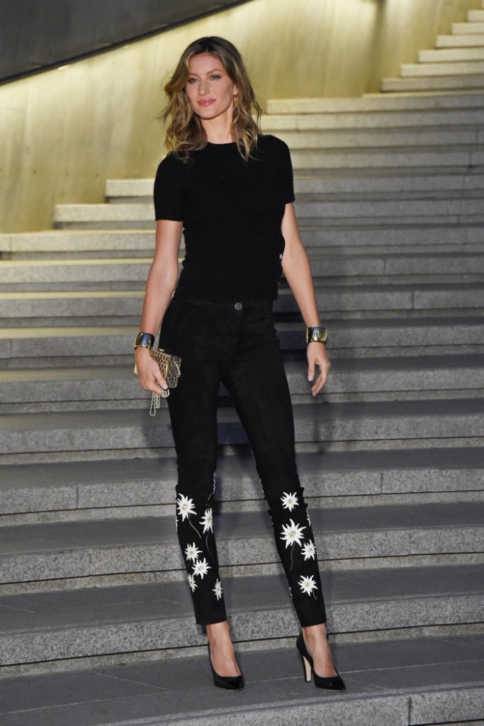 gisele-bundchen-cruise-chanel-black-look