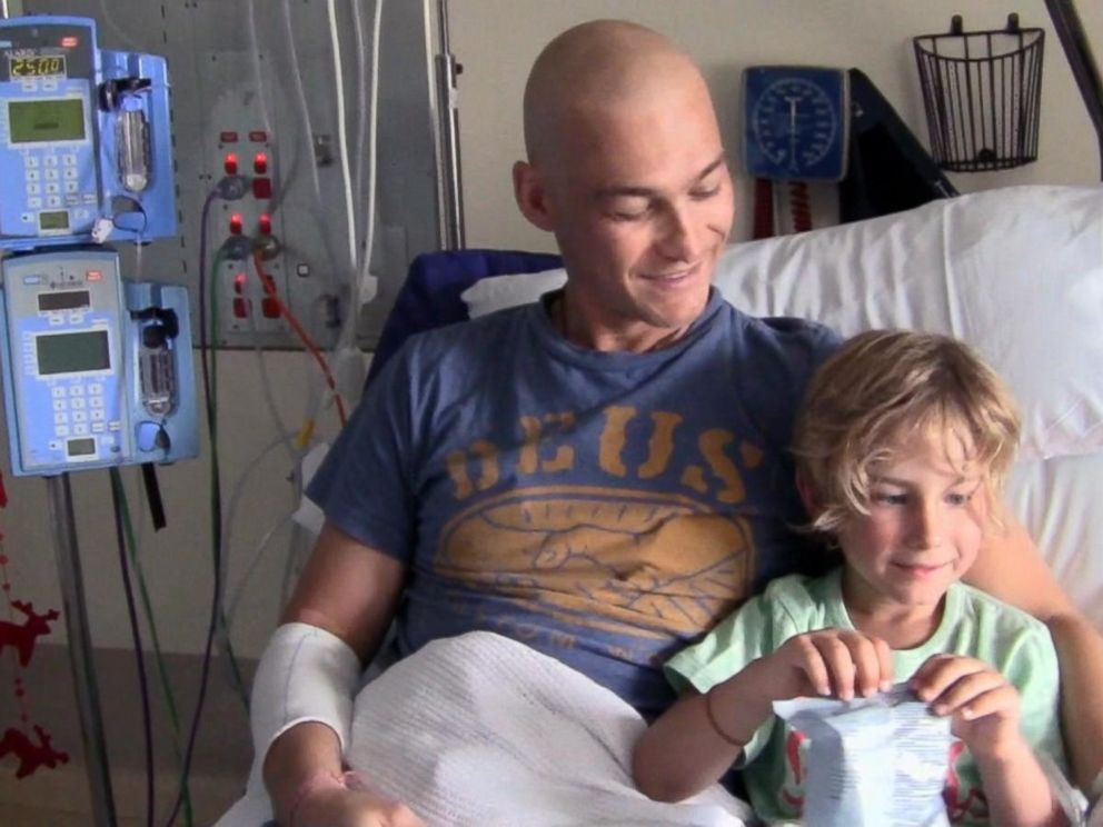 El actor Andy Whitfield durante sus últimos meses de vida, en el hospital y junto a su hijo mayor.