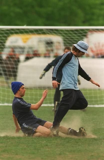 Damon Albarn y Liam Gallagher, cantantes de Blur y Oasis, respectivamente, jugando un disputado  partido de fútbol a beneficio en los años 90' .