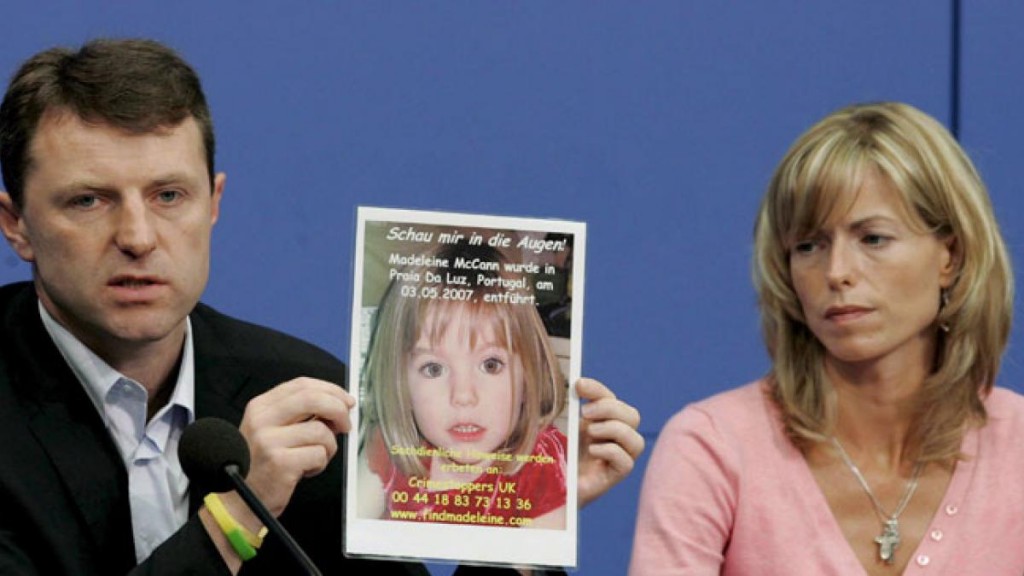 Gerry y kate, los padres de Madeleine McCann, mostrando una foto de su desaparecida hija.