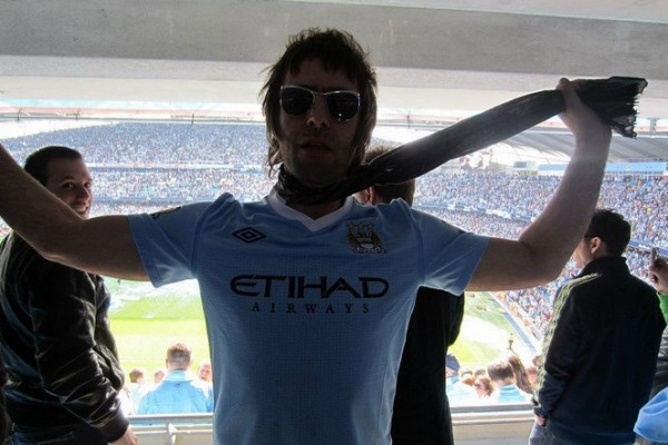 El cantante Liam Gallagher usando la camiseta celeste del Manchester City, en una de las marquesinas del Etiham Stadium.