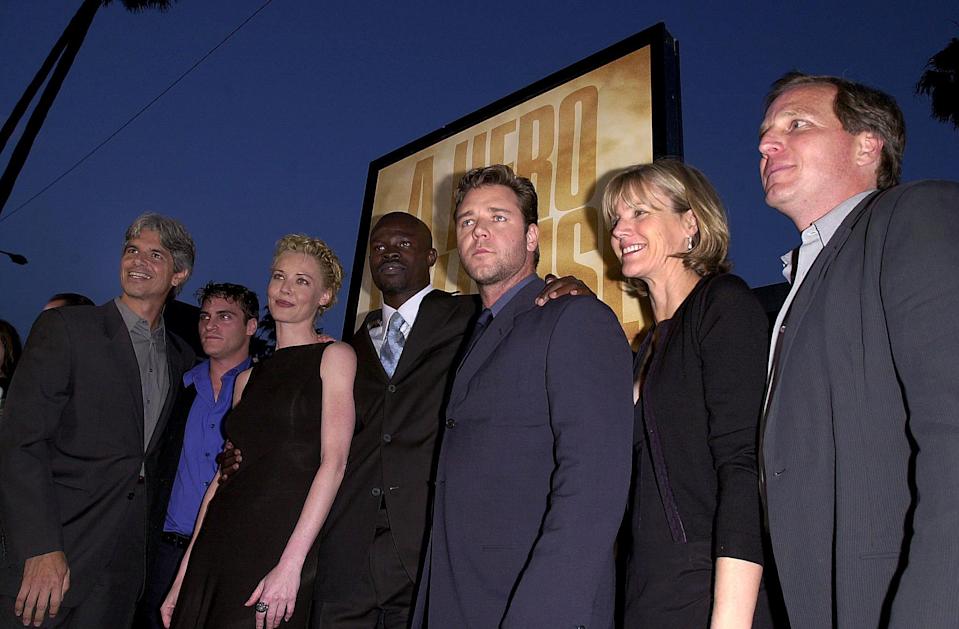 Joaquin Phoenix (Cómodo), Connie Nielsen (Lucila), Djimon Hounsou (Juba) y Russell Crowe (Máximo)  posan junto a algunos ejecutivos de "Gladiador" durante  la avant premiere de la película.