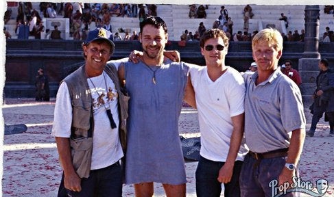 Russell Crowe y Joaquin Phoenix, durante una pausa en el rodaje de la película, posan junto con dos miembros del equipo de filmación.