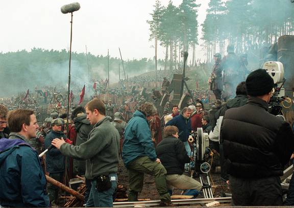 Pausa en el rodaje de la batalla inicial en el bosque de Germania, que se filmó durante tres semanas en el bosque Bourne, cerca de Farnham, en el condado inglés de Surrey.