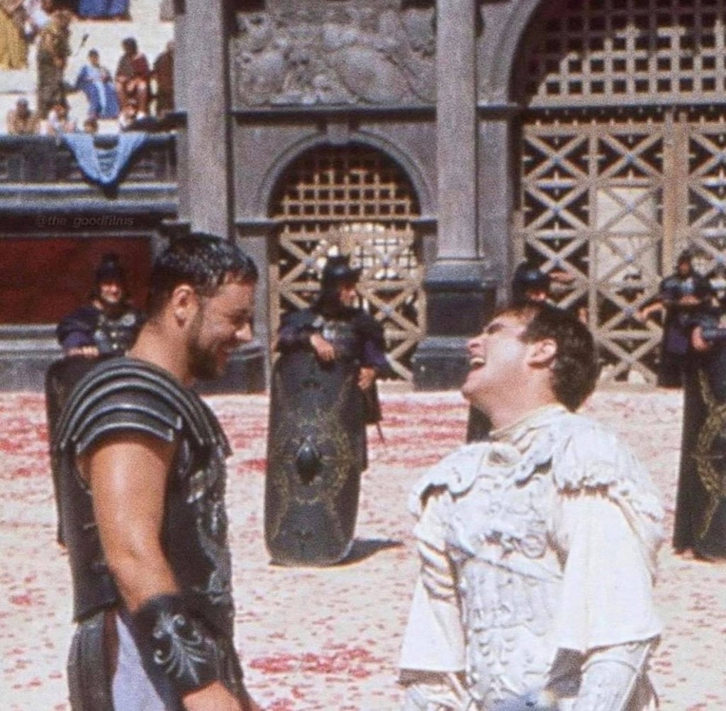 Los actores Russell Crowe y Joaquin Phoenix bromean antes del rodaje de la escena final de Gladiador, cuando Máximo y Cómodo se enfrentan en un duelo con espadas en la arena del Coliseo de Roma.