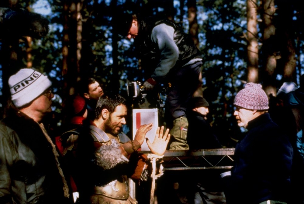 El actor Russell Crowe conversa con el director Ridley Scott antes del rodaje de una de las escenas de la batalla de Germania.