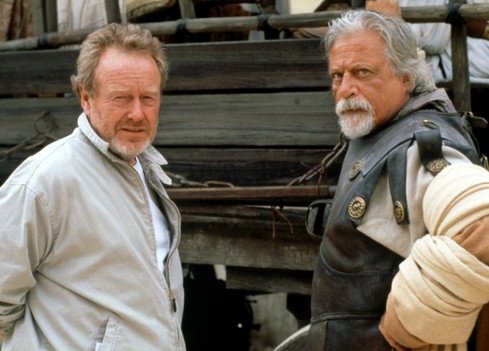 El director Ridley Scott y el actor británico Oliver Reed, quien interpretó al lanista y ex gladiador Próximo. El repentino fallecimiento en Malta de Reed antes del final del rodaje, a causa de un infarto, obligó a crear un cuerpo digital para doblar al fallecido actor en las escenas que quedaban por rodar de Próximo.​