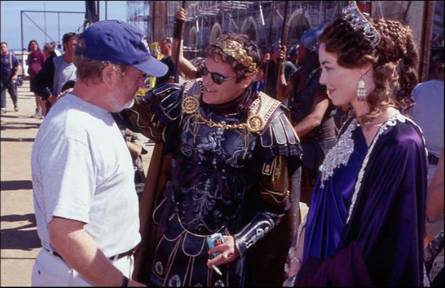 El director Ridley Scott junto al actor Joaquin Phoenix (Cómodo) y la actriz danesa Connie Nielsen (Lucila).