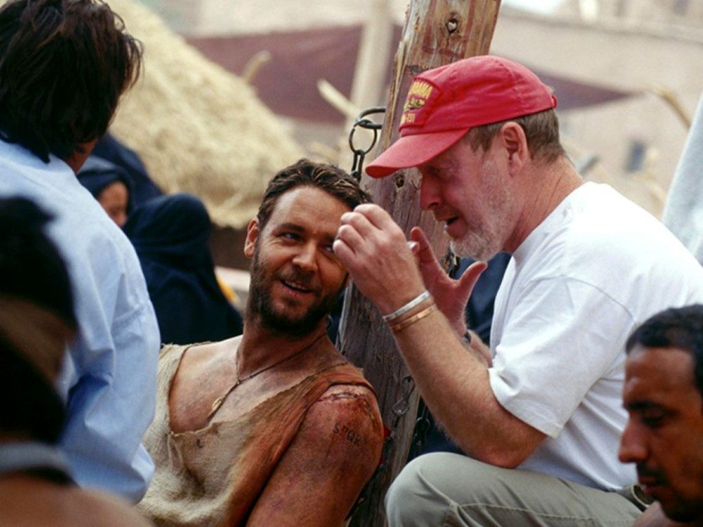 El actor Russell Crowe sonríe mientras recibe instrucciones del director Ridley Scott, durante el rodaje de las escenas que se filmaron en Uarzazat, Marruecos, al pie de la cordillera del Atlas. 