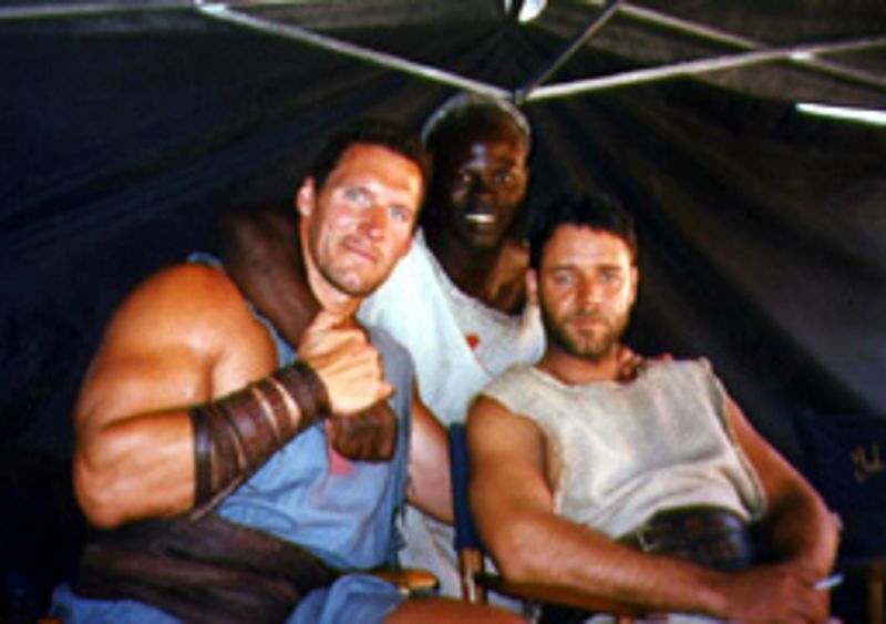 Los actores Ralf Möller (Hagen), Djimon Hounsou (Juba) y Russell Crowe (Máximo) posan durante una pausa en el rodaje de la película. 